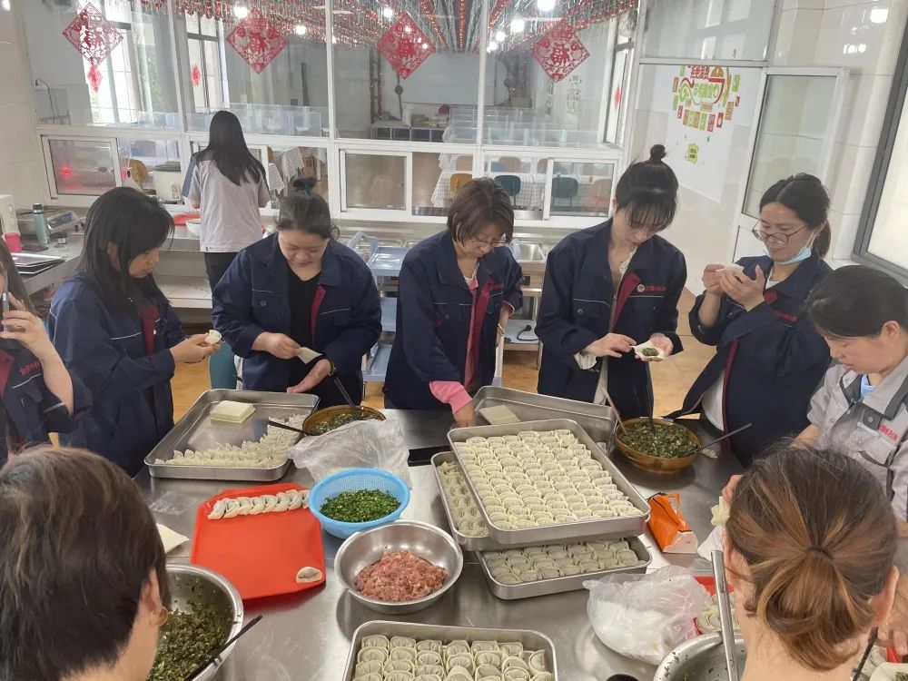 今朝立夏至，何處不啼鷹。